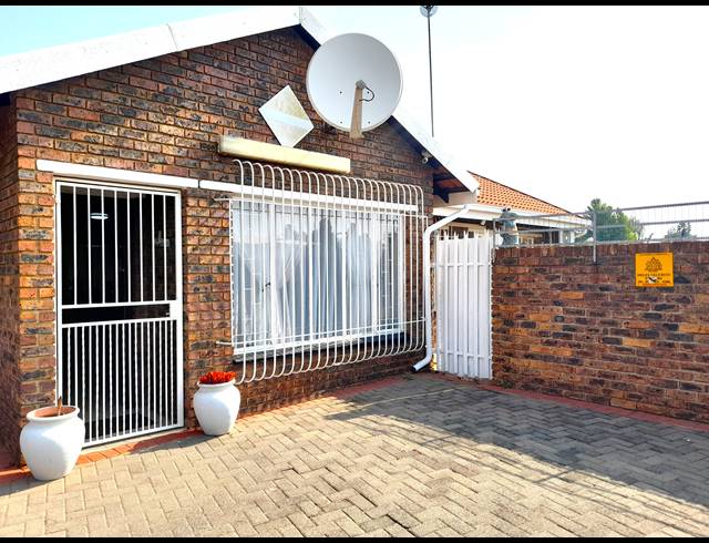 3 BEDROOM TOWNHOUSE FOR SALE IN ARCON PARK